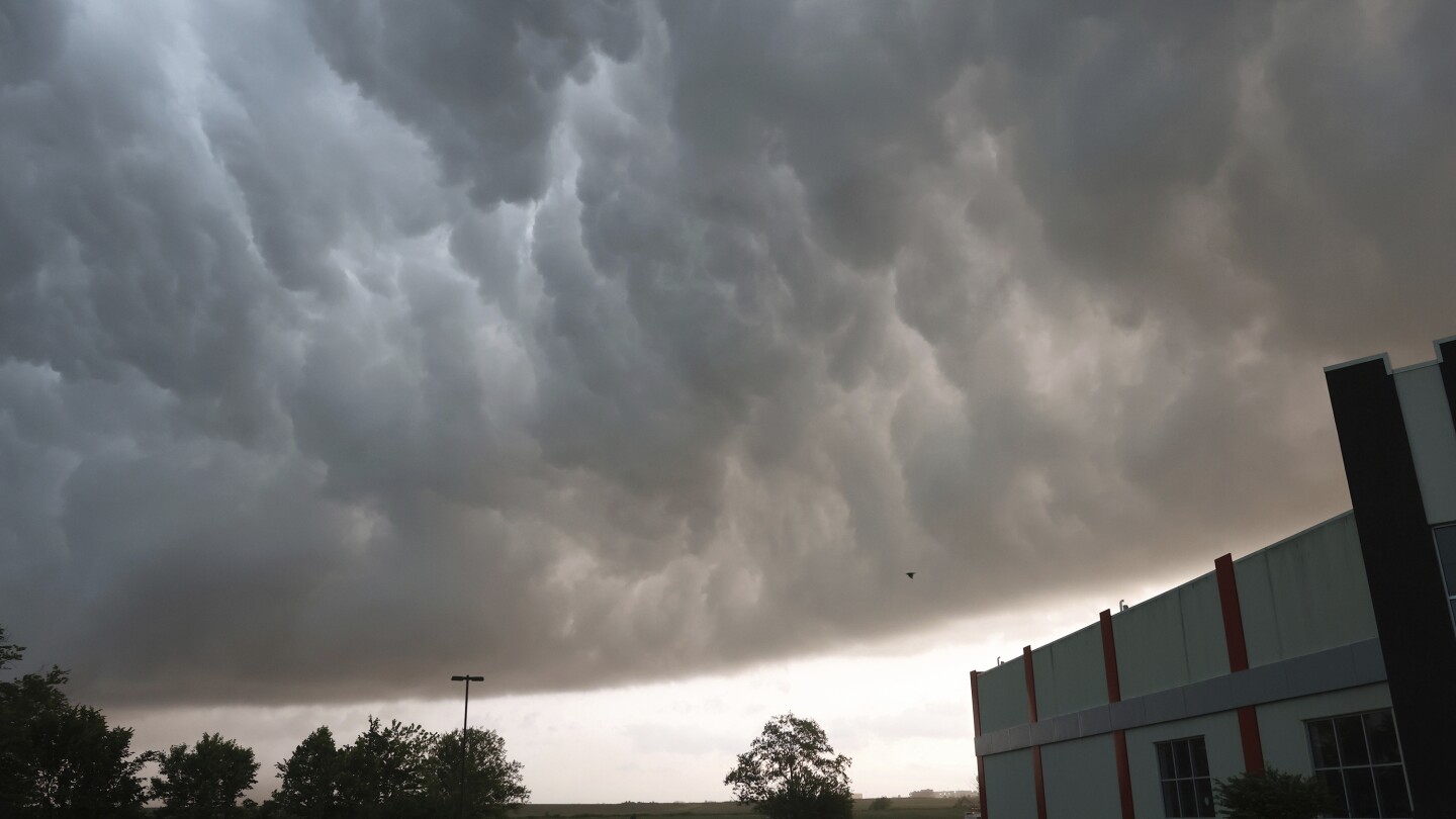 ОСТИН Тексас AP — Мощни бури убиха най малко седем
