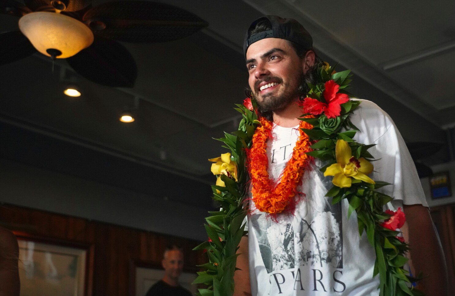 An Oregon man who quit his job to set sail with his cat arrives to cheering fans in Hawaii