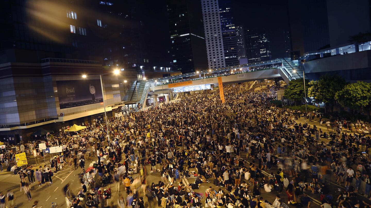 Para pengunjuk rasa menghabiskan malam yang damai di Hong Kong