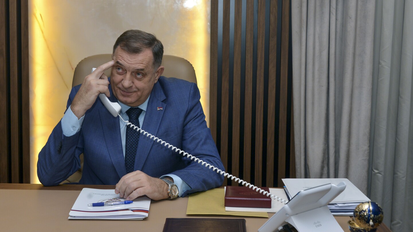 Bosnijas serbu separātistu līderis Milorads Dodiks solījis sašķelt savu valsti, neskatoties uz ASV brīdinājumiem