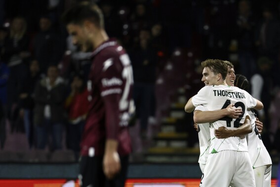 Sassuolo's Armand Lauriente, background centre, celebrates after scoring their side's first goal of the game during the Serie A soccer match between Salernitana and Sassuolo at the Arechi Stadium in Salerno, Italy, Friday April 5 , 2024. (Alessandro Garofalo/LaPresse via AP)