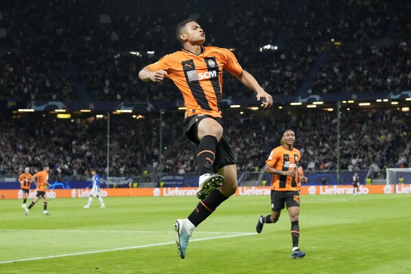 Galeno's 2 goals power Porto past Shakhtar 5-3 and into the Champions  League round of 16