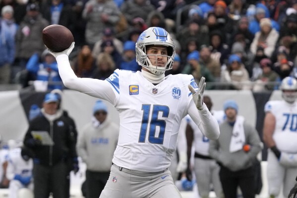 Detroit Lions quarterback Jared Goff throws a touchdown pass to wide receiver Josh Reynolds during the first half of an NFL football game against the Chicago Bears Sunday, Dec. 10, 2023, in Chicago. (AP Photo/Nam Y. Huh)