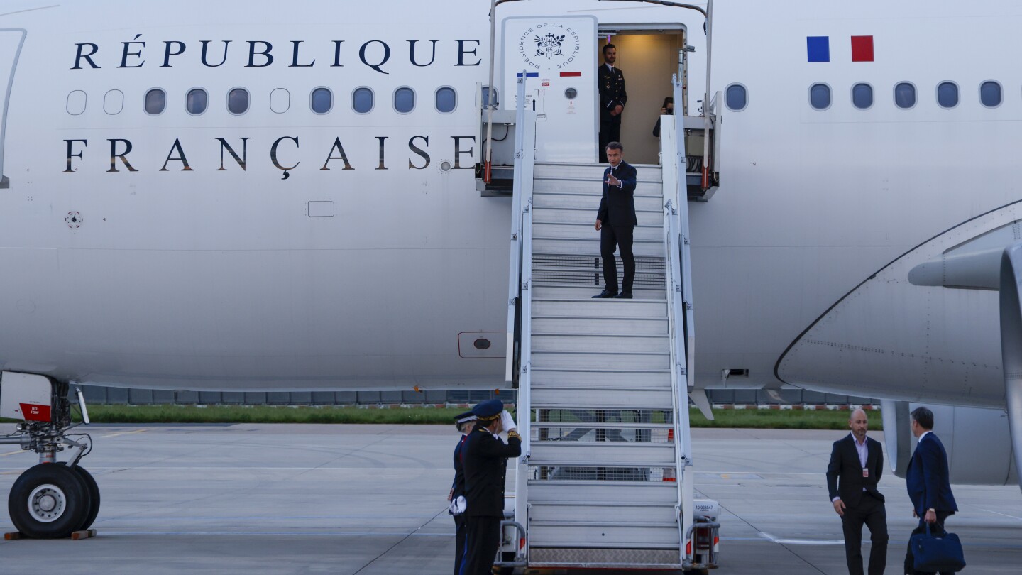 Френският президент Еманюел Макрон отлетя за Нова Каледония на фона на продължаващите безредици