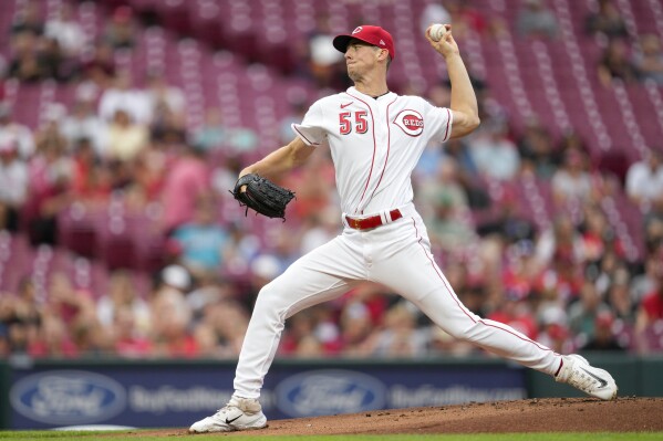 Reds Hit Tiebreaking Shot in 9th, Beat Marlins 7-4 to Spoil Pérez's Debut –  NBC 6 South Florida