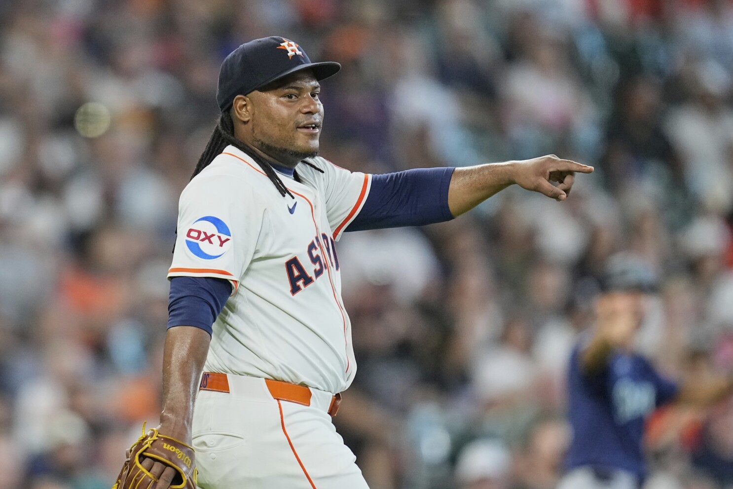 Astros capitalize on Mariners' early errors and hold on for 2-1 win