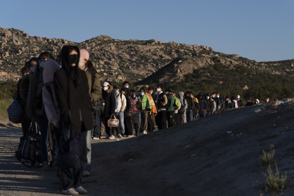 2024年5月8日，在加利福尼亚州贾昆巴温泉附近，中国移民穿过墨西哥边境，等待处理。联合国难民署对美国新的庇护限制计划表示担忧。美国总统乔·拜登（Joe Biden）周二公布了一项计划，即立即对在美国和墨西哥边境寻求庇护的移民实施重大限制，因为白宫试图在11月大选之前消除移民作为政治责任的影响。（美联社照片/Ryan Sun）
