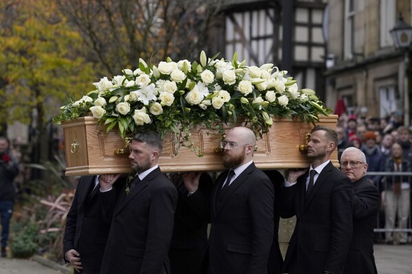 El ataúd del ícono del fútbol Bobby Charlton cargado para ingresar a la Catedral de Manchester para el funeral el lunes 13 de noviembre del 2023. (AP Foto/Dave Thompson)