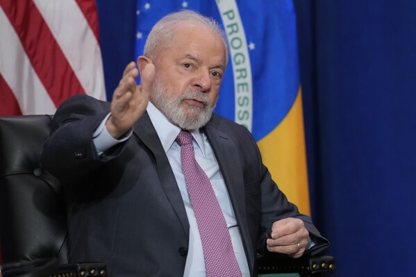 El presidente brasileño Luiz Inácio Lula da Silva dialoga con su homólogo estadounidense Joe Biden el miércoles 20 de septiembre de 2023, en Nueva York. (AP Foto/Susan Walsh)