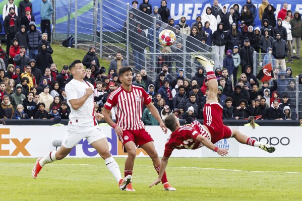 Olympiacos' Theofanis Bakoulas, right, scores during the Youth League Final against AC Milan at the Colovray Sports Centre in Nyon, Switzerland, Monday, April 22, 2024. (Salvatore Di Nolfi/Keystone via AP)
