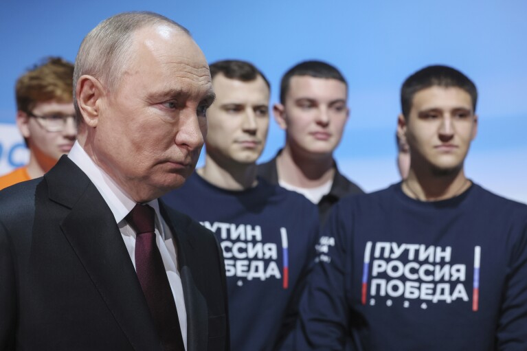 Presiden Rusia Vladimir Putin mengunjungi markas kampanyenya usai pemilihan presiden di Moskow, Rusia, Minggu, 17 Maret 2024. (Mikhail Metzel, Sputnik, Kremlin Pool Photo via AP)