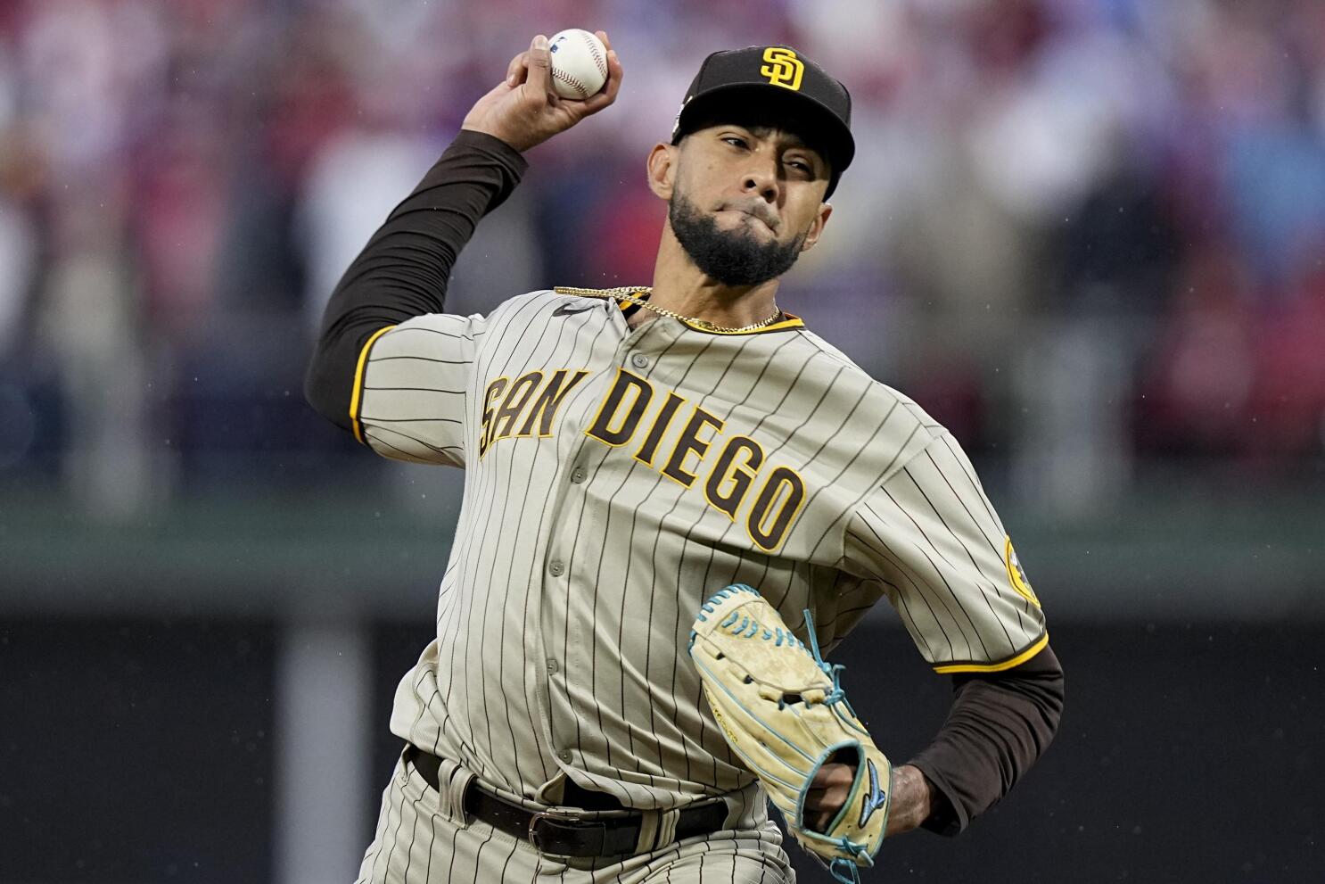 Reliever Robert Suarez, Padres finalize $46M, 5-year deal