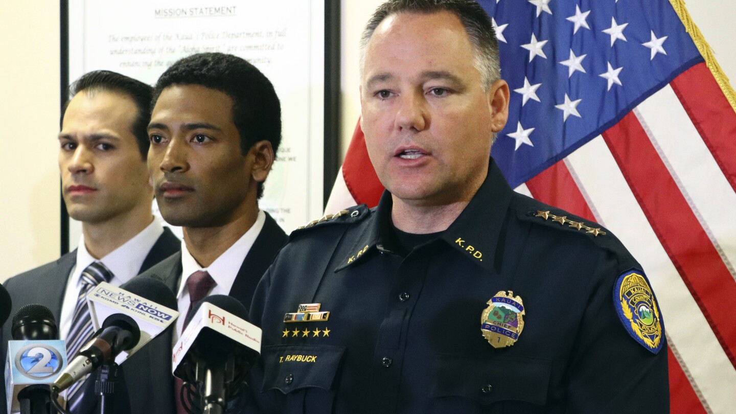 Хавайски полицейски служител, който обвини расова дискриминация от началника, се съгласи с $350K, се съгласява да се пенсионира