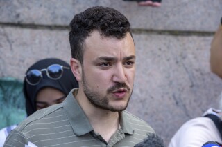 Nhà đàm phán sinh viên Mahmoud Khalil có mặt tại khuôn viên trường Đại học Columbia ở New York trong một trại biểu tình ủng hộ người Palestine vào ngày 29 tháng 4 năm 2024. (Ảnh AP/Ted Shaffrey, hồ sơ)