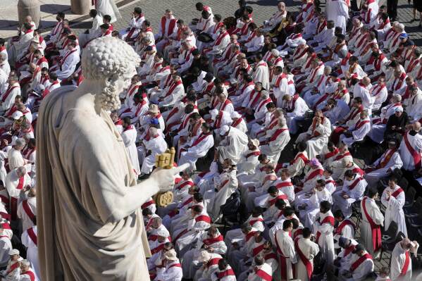 Clérigos toman su asiento para el funeral del papa Francisco en la Plaza de San Pedro en el Vaticano, el sábado 26 de abril de 2025. (AP Foto/Markus Schreiber)