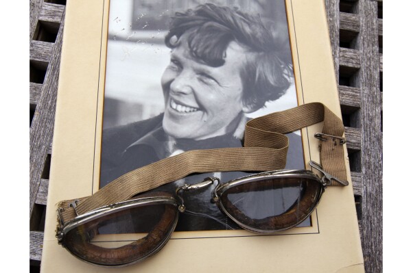 Une photo personnelle originale et inédite d'Amelia Earhart datée de 1937, ainsi que les lunettes qu'elle portait lors de son premier accident d'avion, sont visibles le vendredi 9 septembre 2011 à la Clars Auction Gallery d'Oakland, en Californie (AP Photo/Ben Margot, File )
