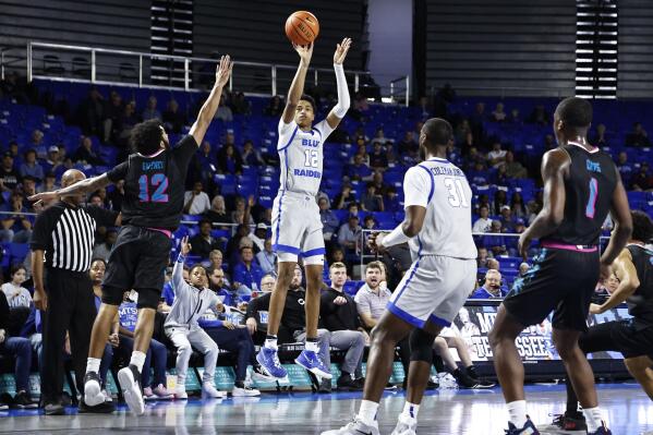 Middle Tennessee guard Teafale Lenard Jr., center, shoots past Florida Atlantic guard Jalen Gaffney, front left, during the second half of an NCAA college basketball game Thursday, Feb. 16, 2023, in Murfreesboro, Tenn. (AP Photo/Wade Payne)
