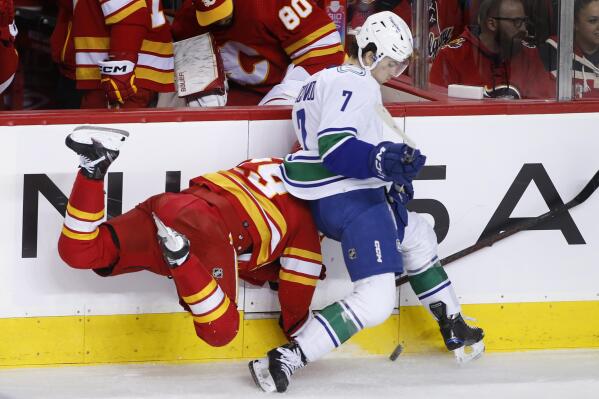 Vancouver Canucks win 3-2 against Flames