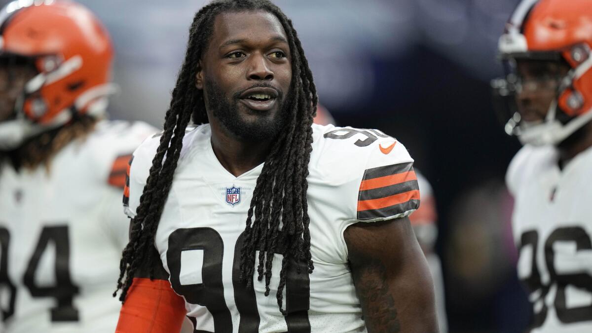 Browns DE Jadeveon Clowney back from concussion, practicing