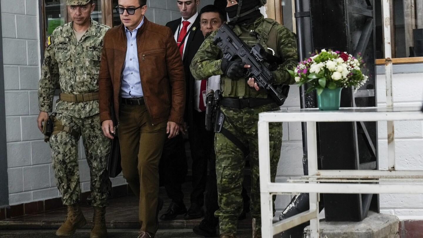 Еквадорците искаха екшън човек. Президентът Нобоа изпълни тази роля — включително нападение на посолството