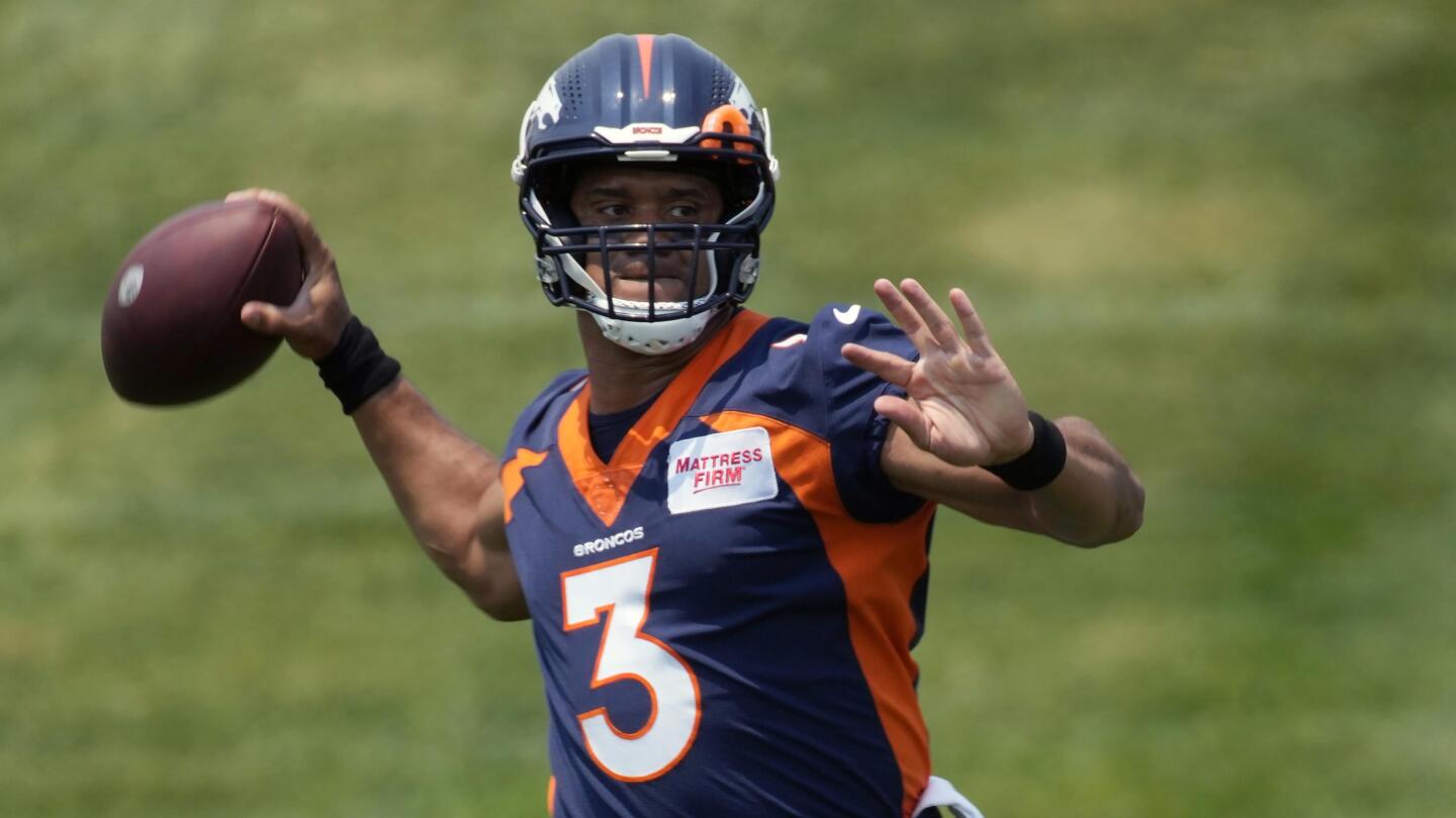 DaeSean Hamilton of the Denver Broncos catches a touchdown pass