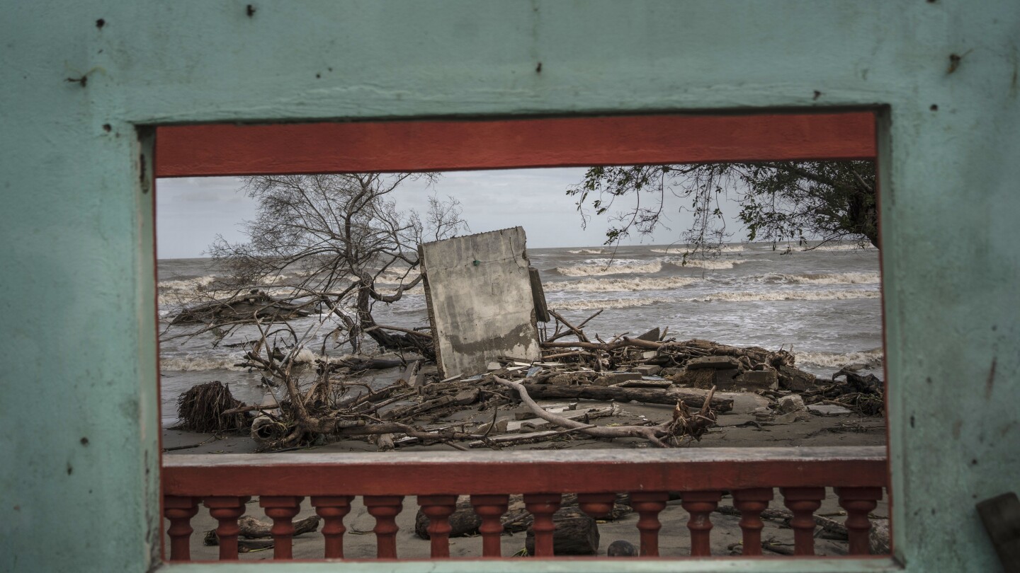 Последните жители на крайбрежен мексикански град, унищожен от изменението на климата