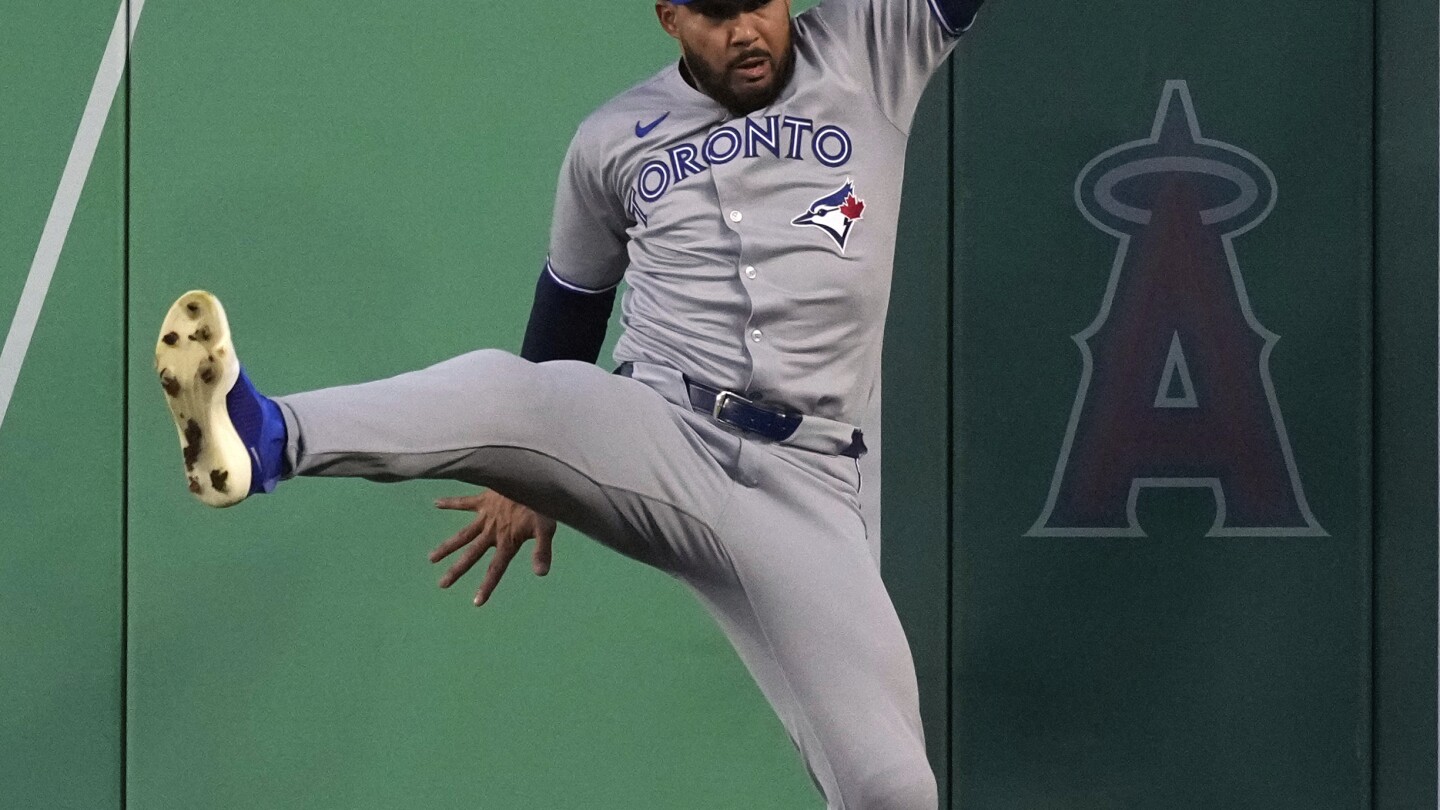 Azulejos remontan déficit de 4 carreras y vencen 8-5 a Angelinos, evitando barrida en la serie