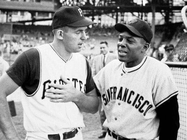 FILE - San Francisco Giants' Willie Mays, right, listens as Pittsburgh Pirates' Frank Thomas, left, discusses hitting prior to their baseball game June 17, 1958, in Pittsburgh. Thomas, a three-time All-Star with his hometown Pirates who later became the top hitter on the expansion New York Mets, has died at 93. Both teams announced Thomas’ death. The Mets said he died Monday, Jan. 16, 2023, in Pittsburgh. No cause was given. (AP Photo, File)