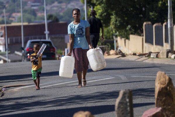 Mieszkańcy miasteczka Soweto w Republice Południowej Afryki czekają w kolejce po wodę w sobotę 16 marca 2024 r.  Tysiące mieszkańców Afryki Południowej czeka w kolejce po wodę, gdy największe miasto w kraju, Johannesburg, stoi w obliczu bezprecedensowego załamania się systemu wodociągowego, które dotyka miliony ludzi.  Zarówno bogaci, jak i biedni mieszkańcy nigdy nie doświadczyli niedoborów tak dotkliwych.  (Opóźnienie AP Photo/Jerome)