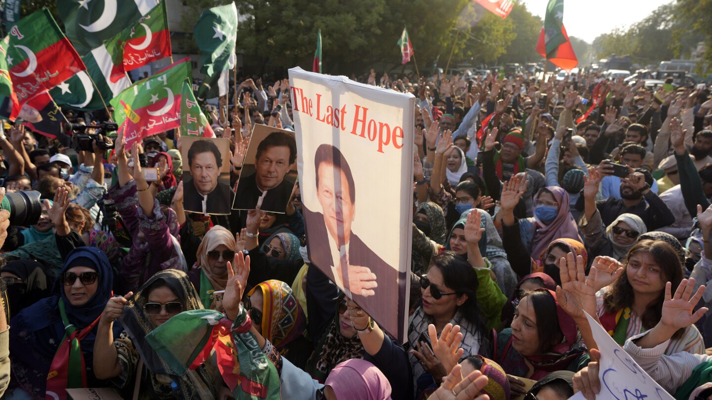 Съюзниците на бившия премиер Имран Хан спечелиха най-голям дял от местата в окончателните избори в Пакистан