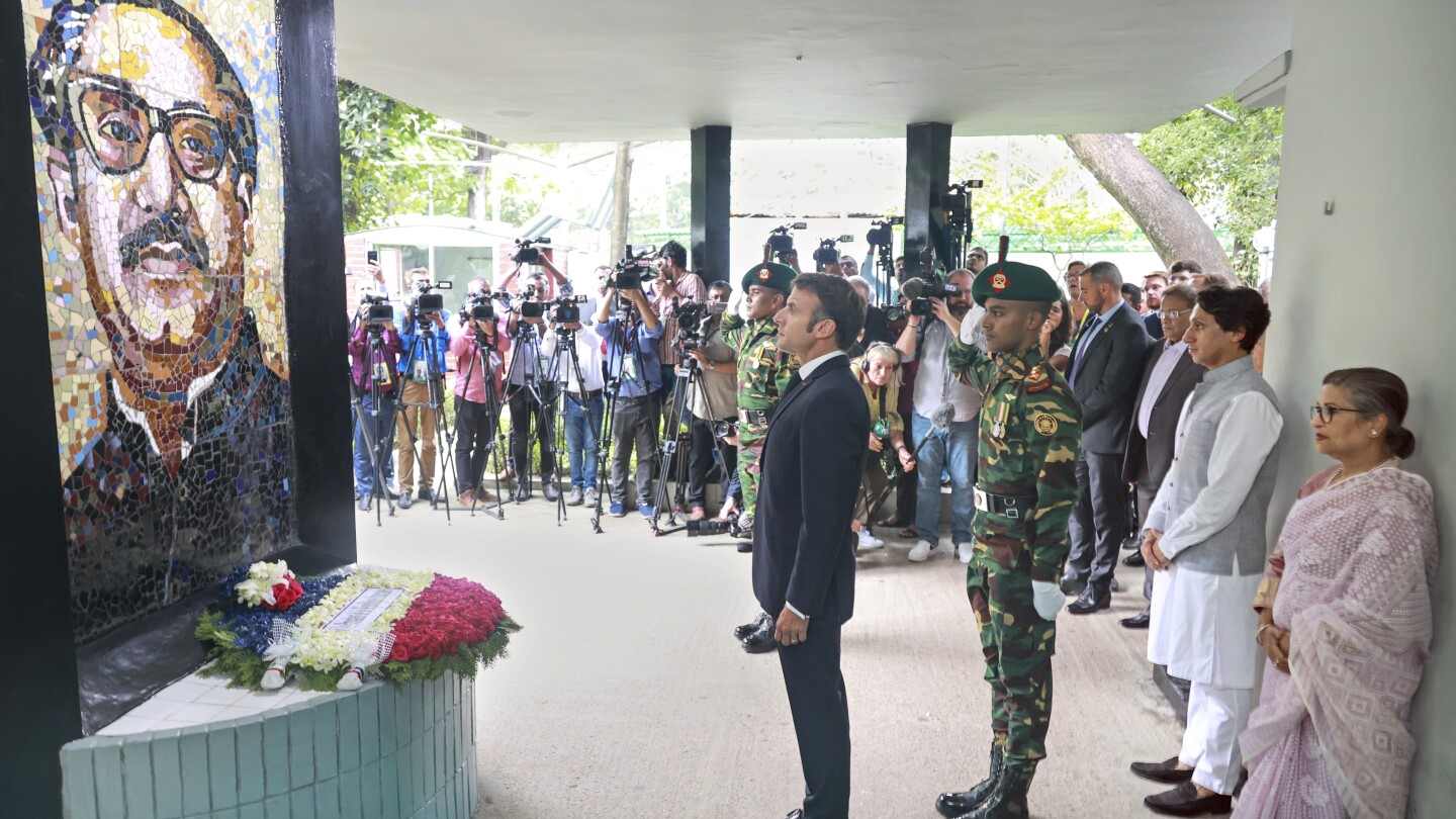 La France et le Bangladesh ont signé un accord pour fournir des prêts et des technologies satellitaires lors de la visite de Macron à Dhaka