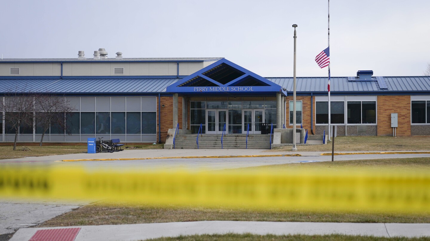 Родителите на тийнейджър от Айова, който уби 1 и рани 7 при стрелба, казват, че „не са имали представа“ за плана му