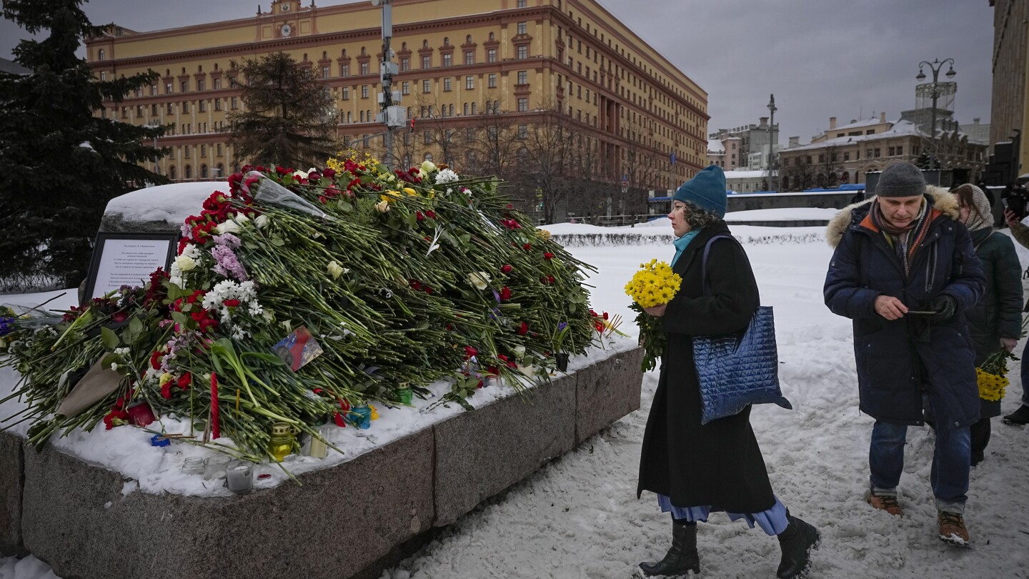 Над 400 души бяха задържани в Русия докато отдаваха почит