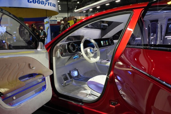 Edmunds highlights top car-tech trends from CES 2024