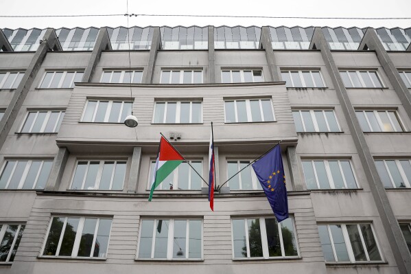 2024年5月30日，星期四，斯洛文尼亚卢布尔雅那政府大楼内，巴勒斯坦国旗在斯洛文尼亚国旗和欧盟国旗的旁边飘扬。斯洛文尼亚政府批准了一项承认巴勒斯坦国的动议，并将其提交议会批准。首相罗伯特·戈洛布（Robert Golob）领导的执政党自由党联盟在90万人的议会中占据了舒适的多数，投票应该是正式的。斯洛文尼亚政府周四做出这一决定的前两天，西班牙、挪威和爱尔兰承认成立巴勒斯坦国。这一举动遭到以色列的猛烈抨击。（美联社照片）