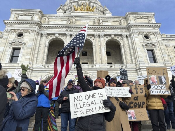 Os manifestantes se reúnem perto do Capitólio do Estado em St. Paul, Minn., Quarta -feira, 5 de fevereiro de 2025. (AP Photo/Mark Vancleave)