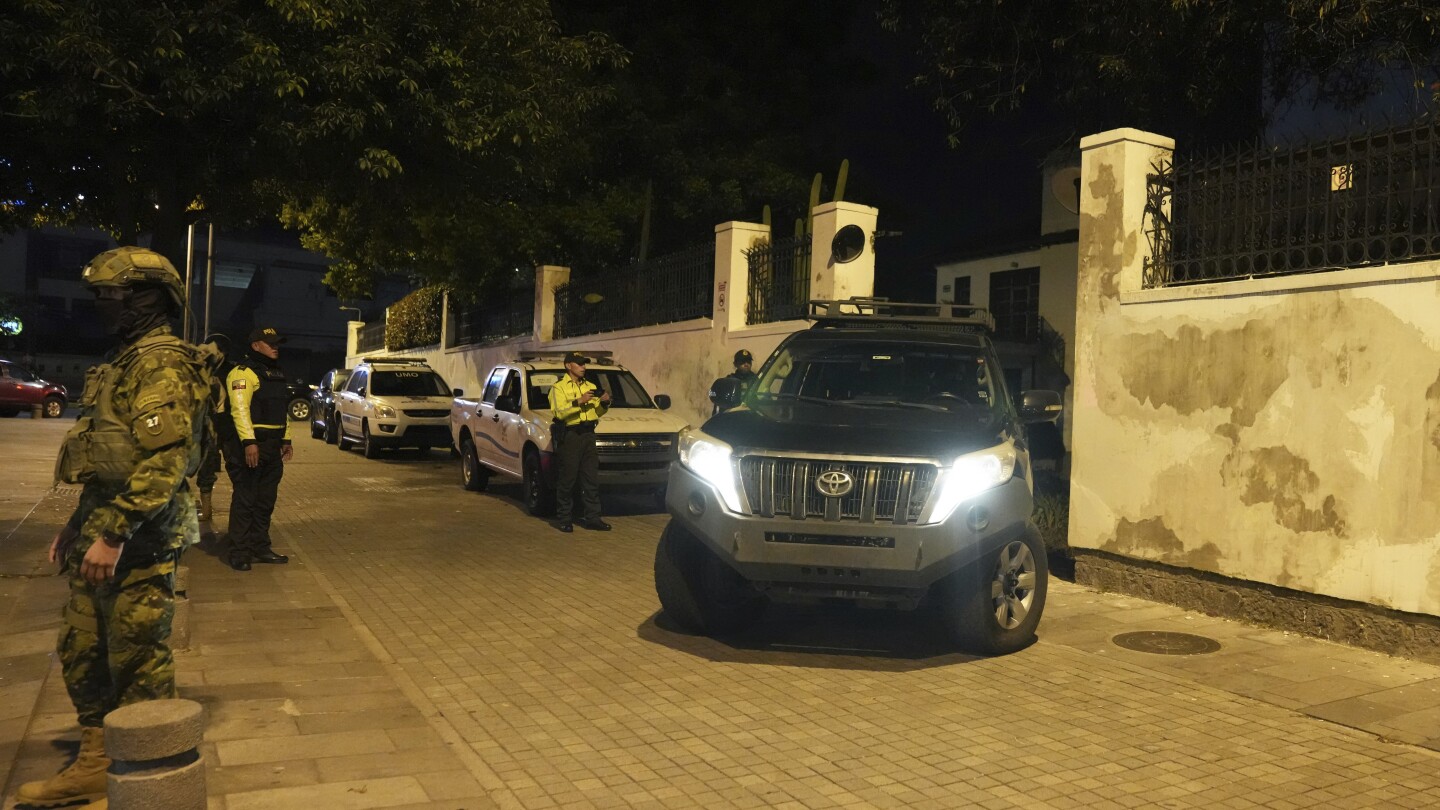 الشرطة الإكوادورية تقتحم السفارة المكسيكية مع تفاقم الخلاف الدبلوماسي بين البلدين