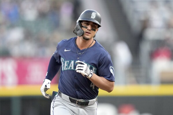 Seattle Mariners' Josh Rojas rounds the bases after his three-run home run off Chicago White Sox starting pitcher Drew Thorpe in the first inning of a baseball game Friday, July 26, 2024, in Chicago. (ĢӰԺ Photo/Charles Rex Arbogast)