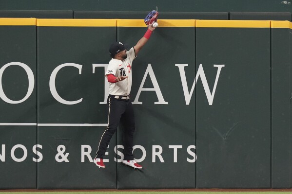 Source: Rangers add another bat, agree to deal with utility man Brad Miller