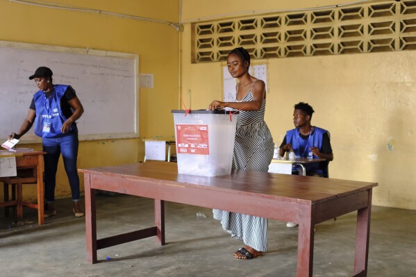 A woman casts her ballot in the second round of presidential elections in Monrovia, Liberia, Tuesday, Nov. 14, 2023. Liberian President George Weah, faces a tight runoff election as he seeks to defeat Joseph Boakai, a repeat challenger, and earn a second term in the West African nation. (AP Photo/Rami Malek)