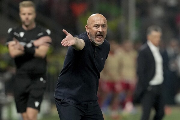 Fiorentina's head coach Vincenzo Italiano gestures during the Conference League final soccer match between Olympiacos FC and ACF Fiorentina at OPAP Arena in Athens, Greece, Thursday, May 30, 2024. (AP Photo/Petros Giannakouris)
