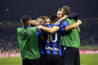 Los jugadores del Inter de Milán y el técnico Simone Inzaghi festejan la victoria sobre el Atalanta en la Serie A, el sábado 27 de mayo de 2023 (AP Foto/Antonio Calanni)