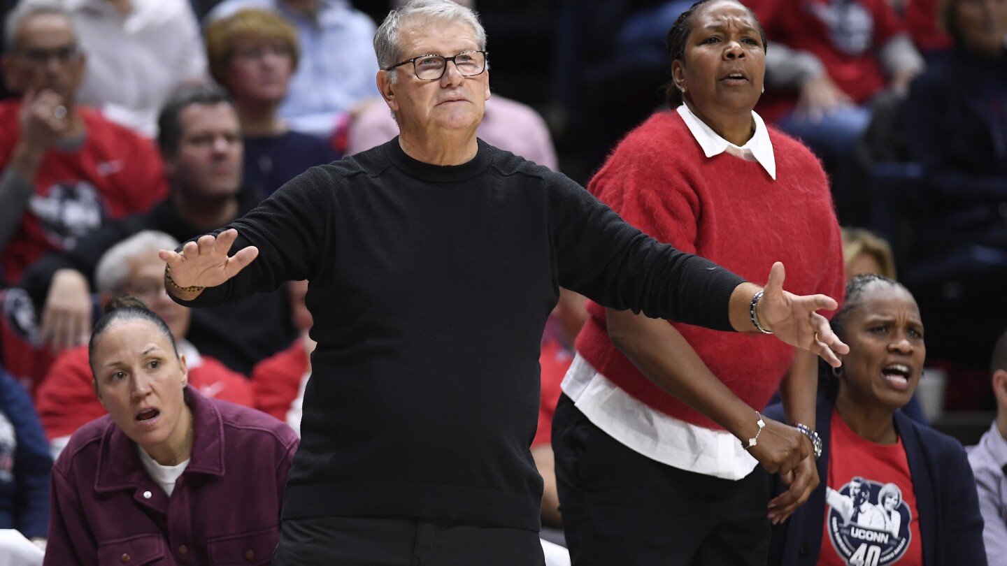 Geno Auriemma Sets NCAA Wins Record at UConn