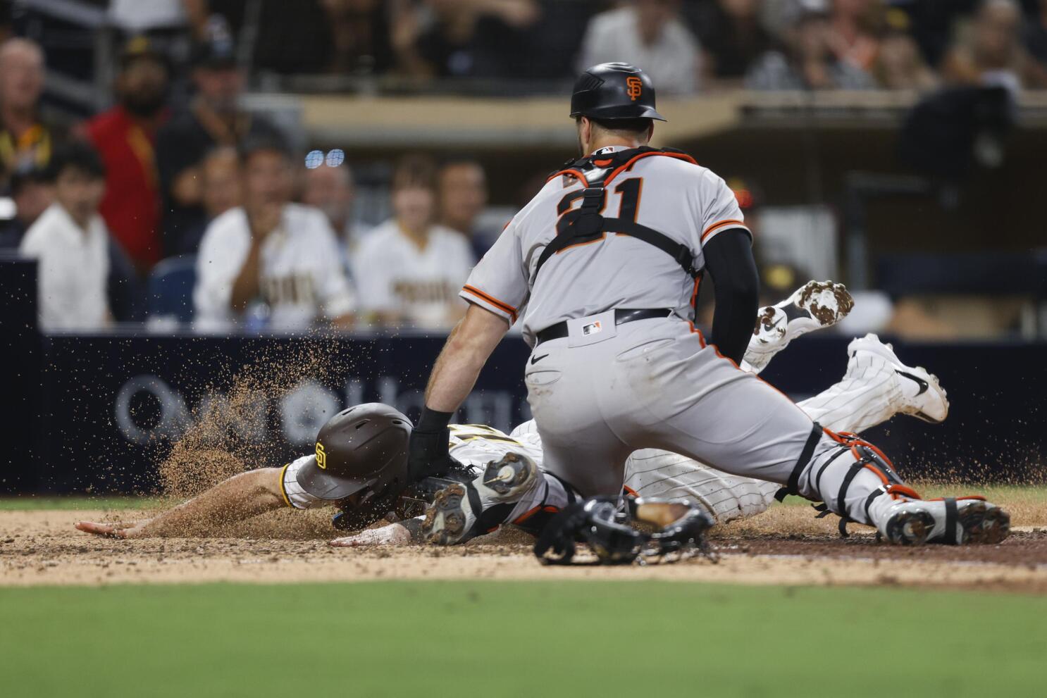 Hader gets 1st save since trade as Padres beat Giants