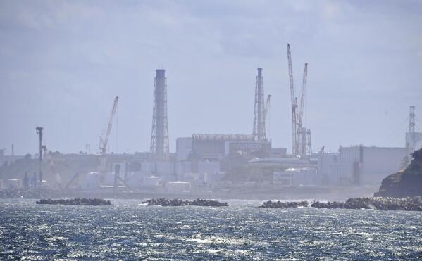 La central nuclear de Fukushima Daiichi se ve en Namie, prefectura de Fukushima, al norte de Japón, el jueves 24 de agosto de 2023. El operador de la central nuclear de Fukushima Daiichi, destruida por el tsunami, dice que ha comenzado a liberar su primer lote de agua radiactiva tratada en el Océano Pacífico: un paso controvertido, pero un hito en la batalla de Japón contra las crecientes reservas de agua radiactiva. (Kyodo News vía AP)