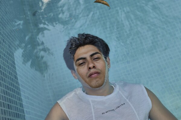 Aldo Martín Cortez, del grupo teatral Mulato Teatro, posa para una fotografía durante un descanso en los ensayos, en Ticumán, México, el 17 de mayo de 2025. (AP Foto/Ginnette Riquelme)