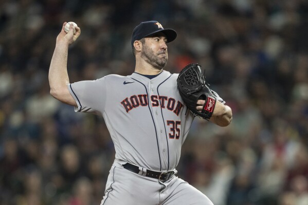 El abridor de los Astros de Houston Justin Verlander lanza en la sexta entrada del encuentro ante los Marineros de Seattle el lunes 25 de septiembre del 2023. (AP Foto/Stephen Brashear)