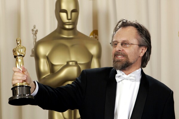 FILE - Jan. A.P. Kaczmarek poses with the Oscar for best original score for his work on "Finding Neverland" during the 77th Academy Awards, Feb. 27, 2005, in Los Angeles. Polish composer Kaczmarek, who won a 2005 Oscar for the movie “Finding Neverland,” has died on Tuesday, May 21, 2024, at age 71. Kaczmarek’s death was announced by Poland’s Music Foundation. (AP Photo/Reed Saxon, File)