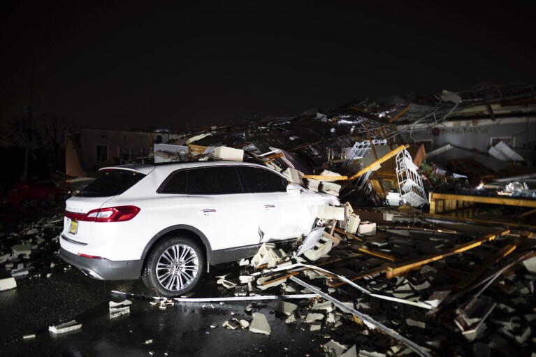 Un automóvil está enterrado bajo los escombros en Main Street después de que un aparente tornado azotara Hendersonville, Tennessee, el sábado 9 de diciembre de 2023. (Andrew Nelles/The Tennessean vía AP)