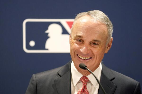 Seattle fans give MLB commissioner Rob Manfred the full draft treatment